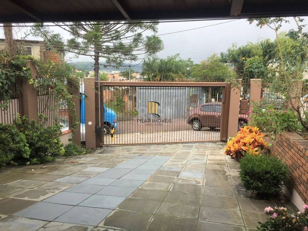 Casa de 270m² - 3 dormitórios, 1 suíte, churrasqueira, pátio e 3 vagas de garagem