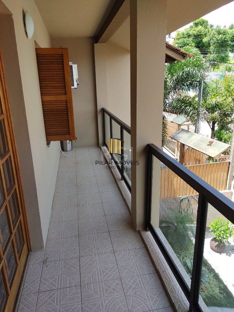 Excelente casa com 03 suíte, espaço gourmet com churrasqueira, living com lareira, pátio com piscina e garagem para 02 carros no bairro Espírito Santo