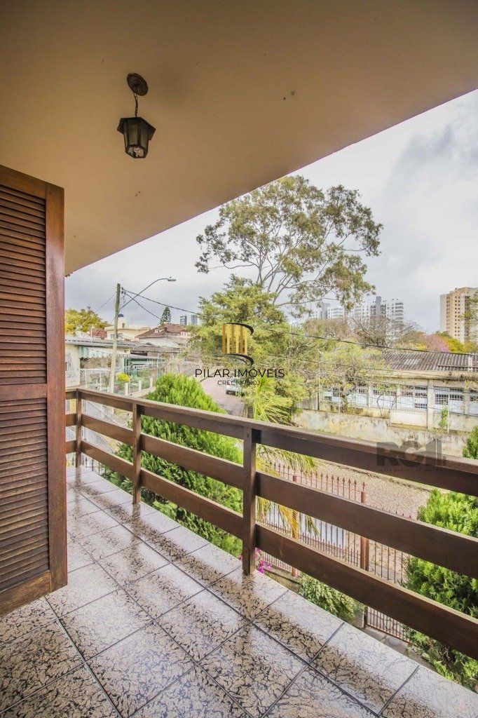 Casa de 329m² - 4 dormitórios, 1 suíte, 6 vagas no bairro Vila Jardim