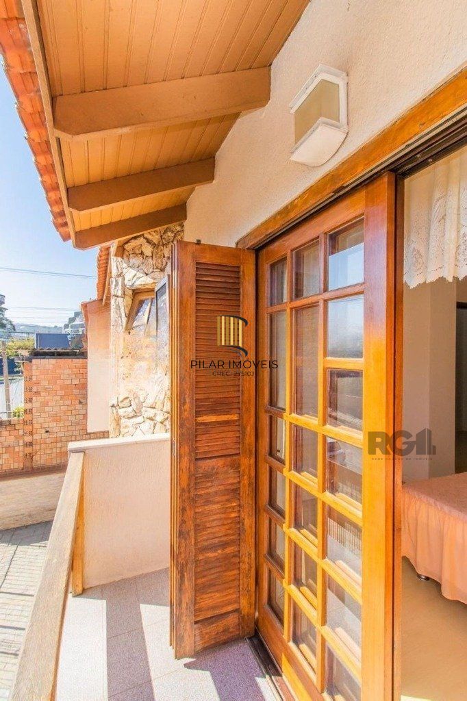 Casa de 4 dormitórios no bairro Cavalhada