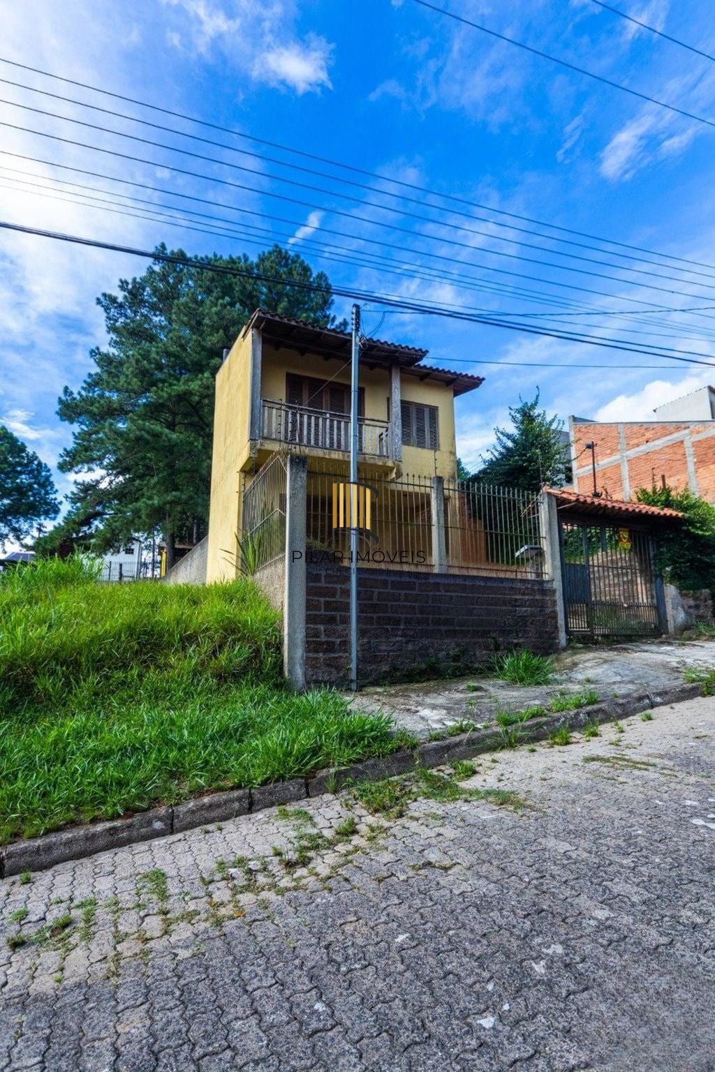 Casa de 3 dormitórios no Bairro Lomba do Pinheiro - Porto Alegre