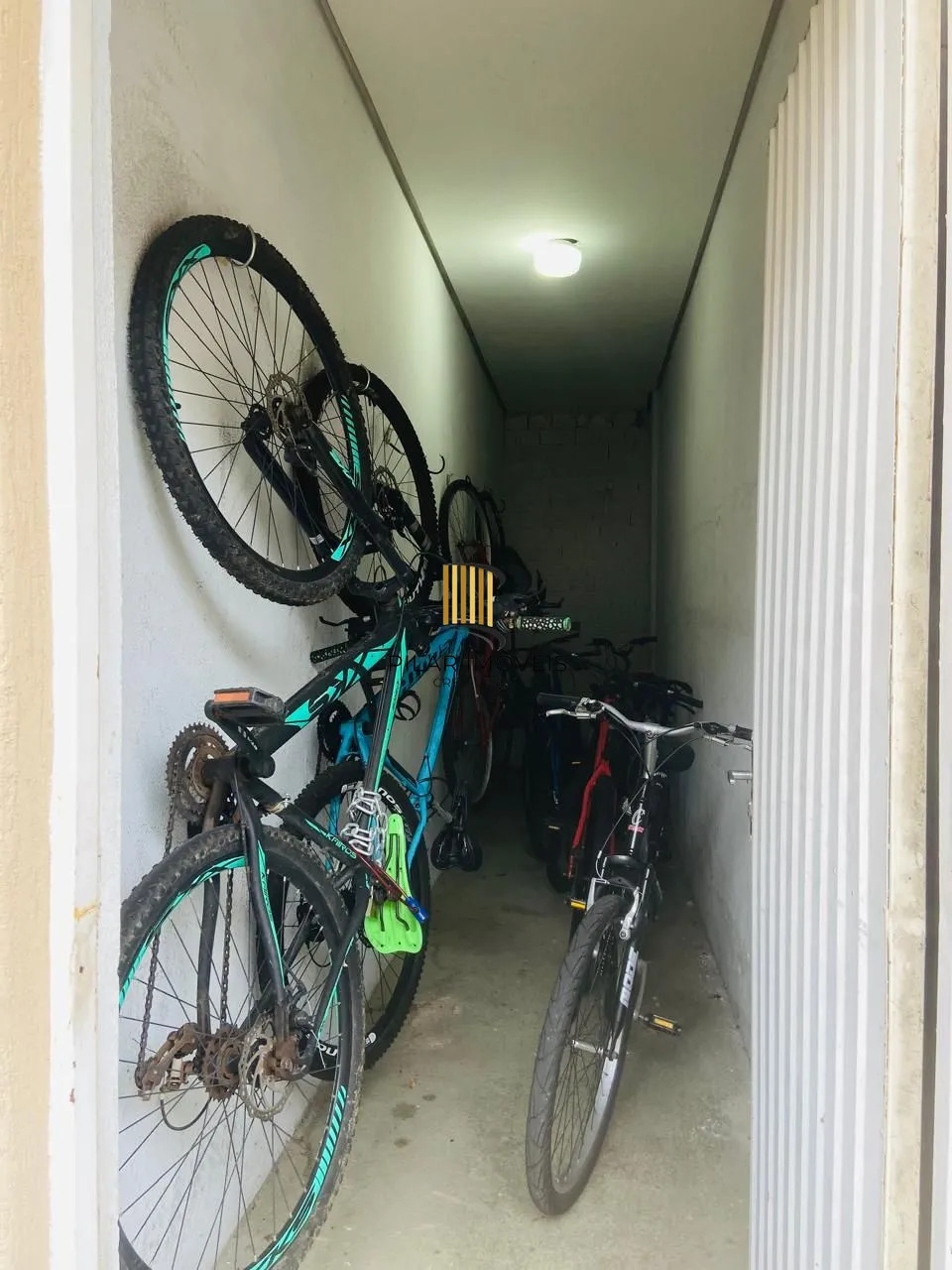 APTO DE 1 DORM, EM ANDAR ALTO, BEM ILUMINADO E AREJADO, COM BOX ROTATIVO. PROXIMO À TERCEIRA PERIMETRAL