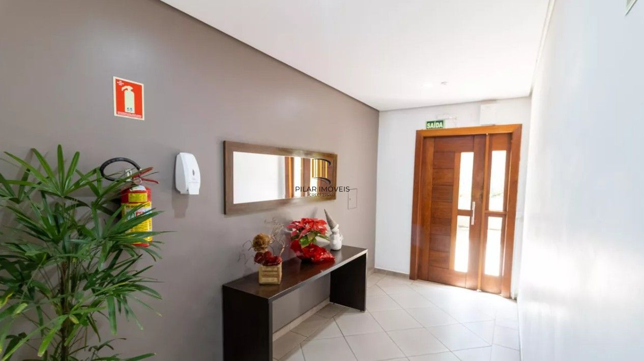 Apartamento de 2 dormitórios com 1 vaga de garagem escriturada, na Rua Dom Vital, Bairro Glória.