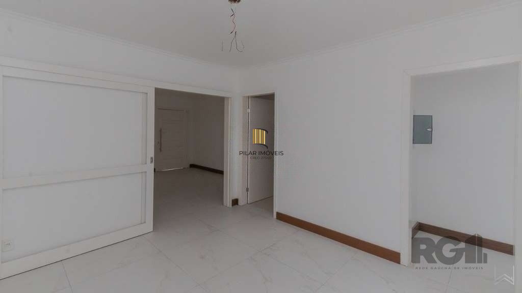 Casa 03 quartos, 02 vagas,próxima à Assis Brasil e Sertório.