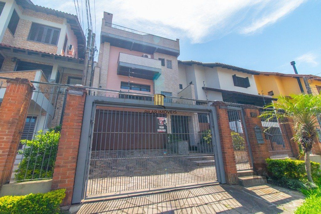 Linda casa de 04 dormitórios com vista livre no Bairro Teresópolis