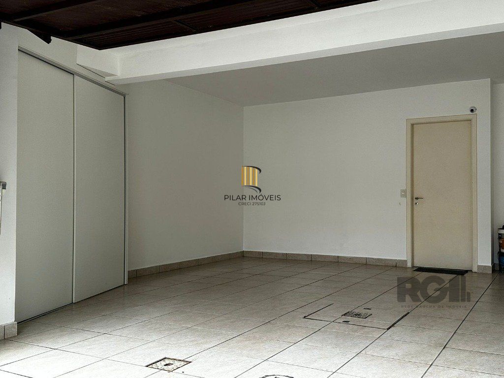 Casa em condomínio com 245m² - 3 dormitórios, 2 vagas no bairro Pedra Redonda