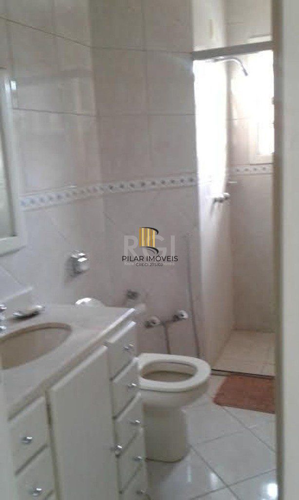 Excelente casa em condominío de 350m² com 03 dormitórios sendo 02 suítes.