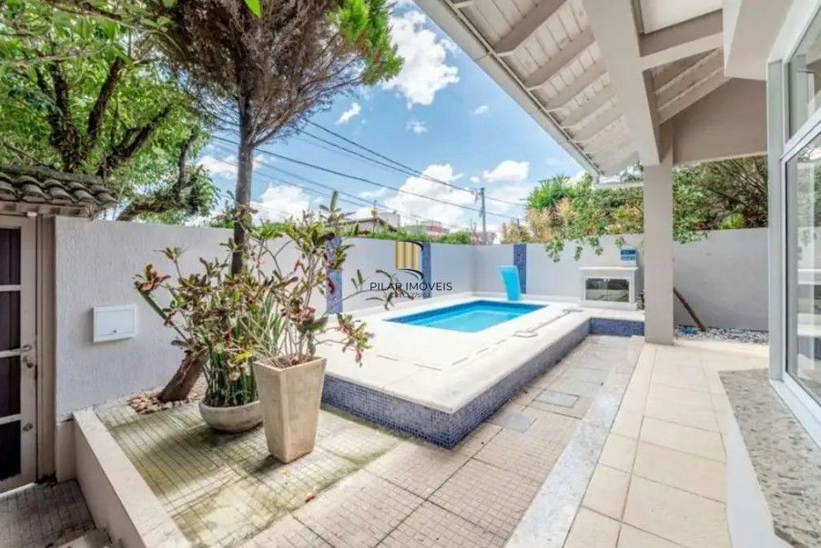 Casa com 3 dormitórios e piscina aquecida no bairro Teresópolis.