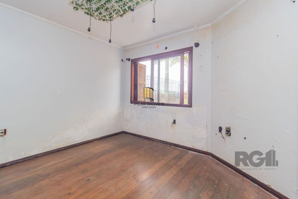 Casa com 240m², 3 dormitórios, 6 vagas no bairro Sarandi
