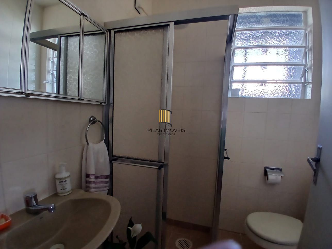 Casa com 03 dormitorios e amplo jardim no bairro Santa Tereza /RS