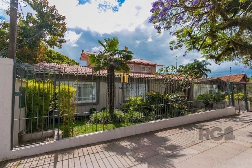 Casa de 380m² - 4 dormitórios, 2 suítes, 4 vagas no bairro Bom Jesus