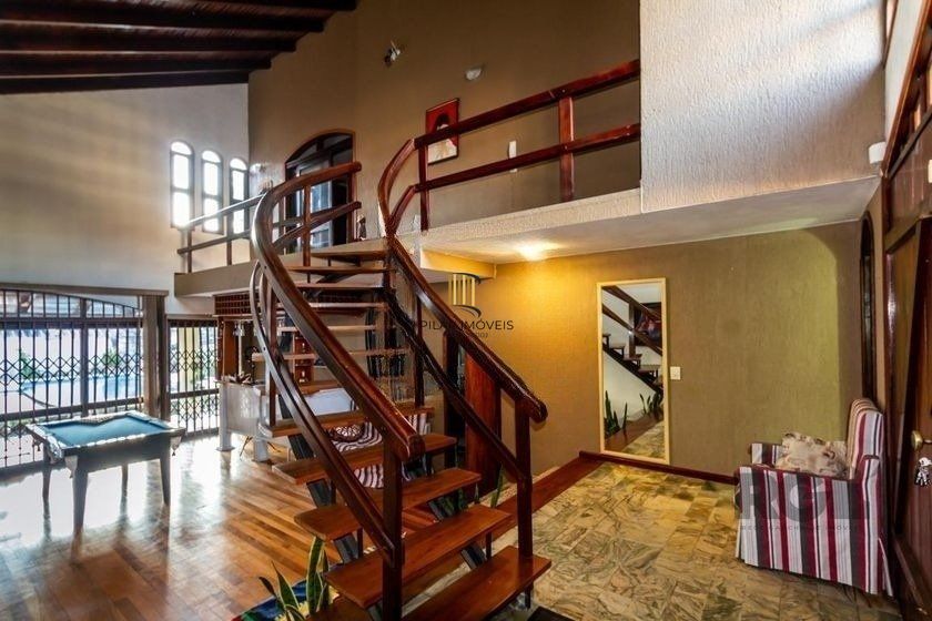 Casa 303m² - 4 dormitórios, 2 vagas no bairro Santo Antônio