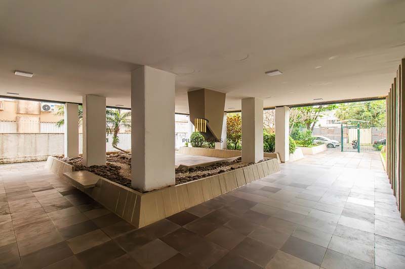 Apartamento de 03 dormitorios e vaga coberta no Menino Deus