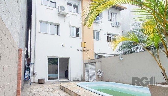 Excelente casa de 157m² com 3 dormitórios, 4 vagas e piscina.