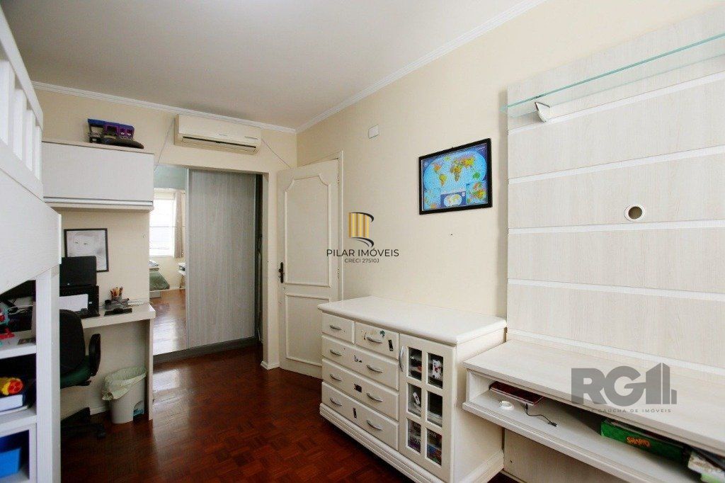 Excelente casa de 235m² com 4 dormitórios e 3 vagas no bairro Azenha.