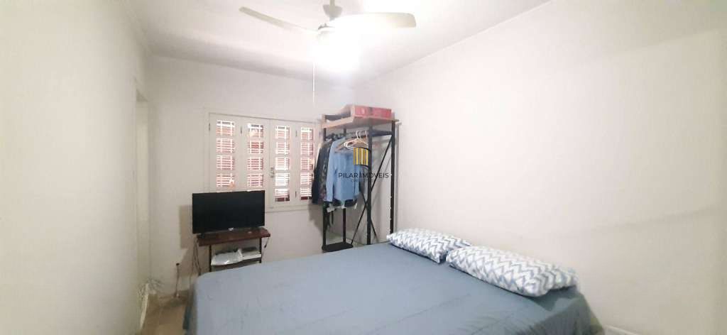 VENDE – AMPLA CASA RESIDENCIAL COM PISCINA E 5 VAGAS