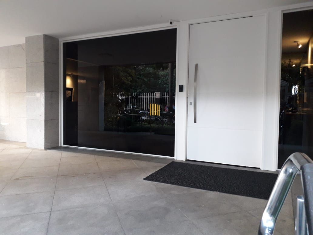 Apartamento na Bela vista com 3 suites, 4 garagens, 1 apartamento por andar.