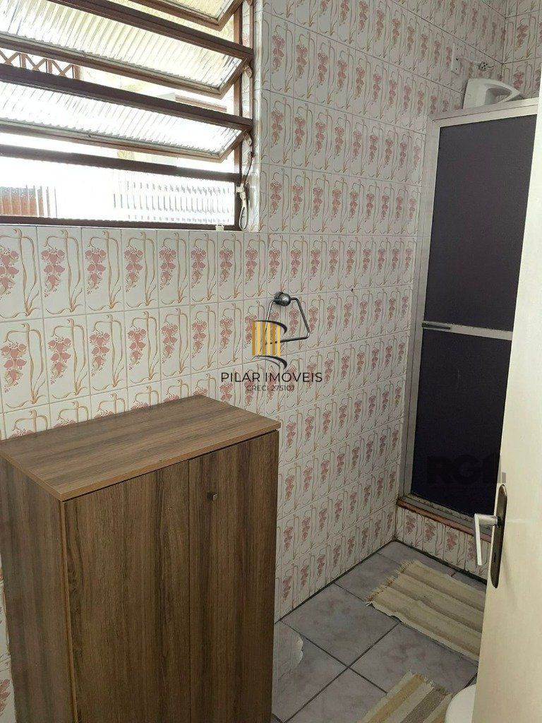 Casa com 243m2 de área privativa, com amplo pátio de 11 x 44, próxima a Av. Teresópolis