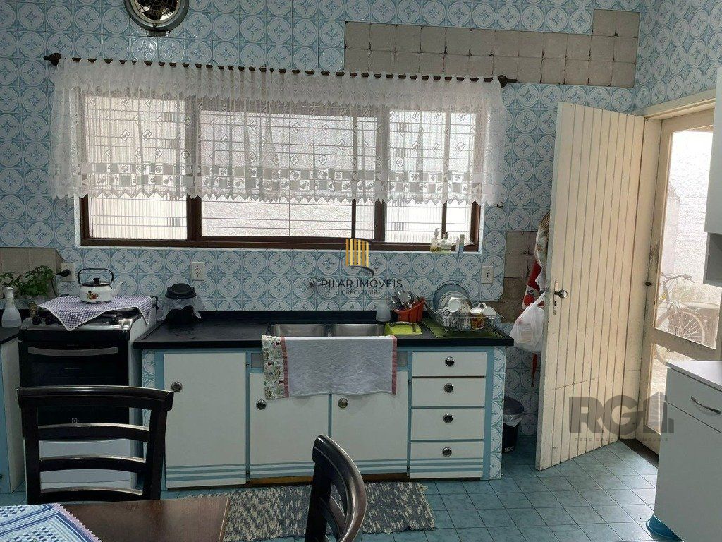 Casa com 243m2 de área privativa, com amplo pátio de 11 x 44, próxima a Av. Teresópolis