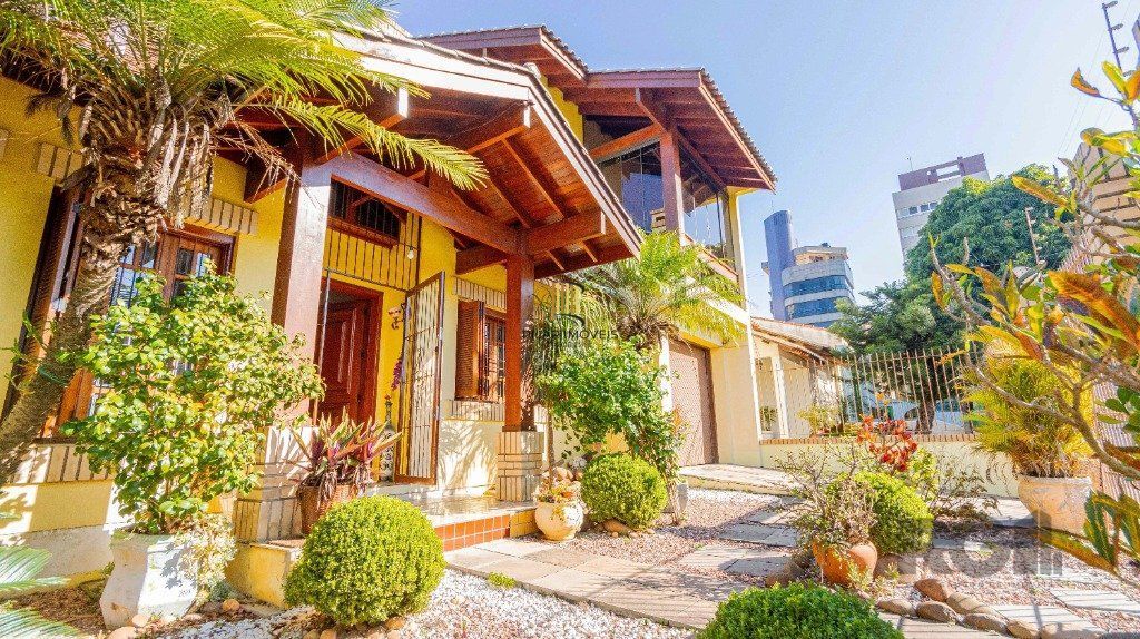 Casa de 4 dormitórios 304m² no bairro Jardim Lindóia