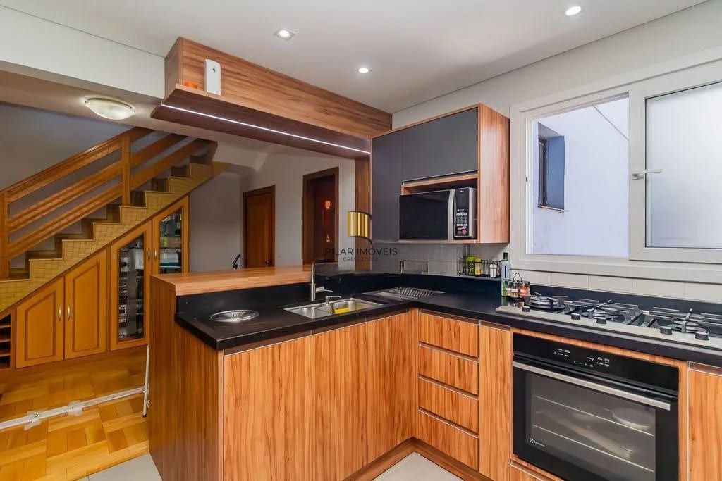 Cobertura 251m², 3 dormitórios, 2 vagas no bairro Teresópolis
