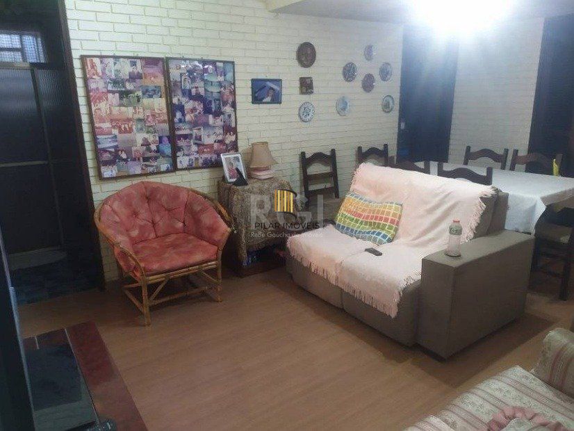 Casa com 03 dormitórios, churrasqueira, pátio com piscina e 5 vagas de garagem no bairro Menino Deus
