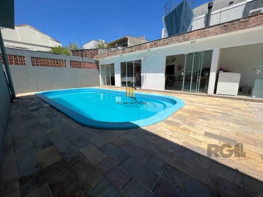 Casa 221m² - 3 dormitórios, 1 suíte, 4 vagas de garagem no bairro Vila Assunção