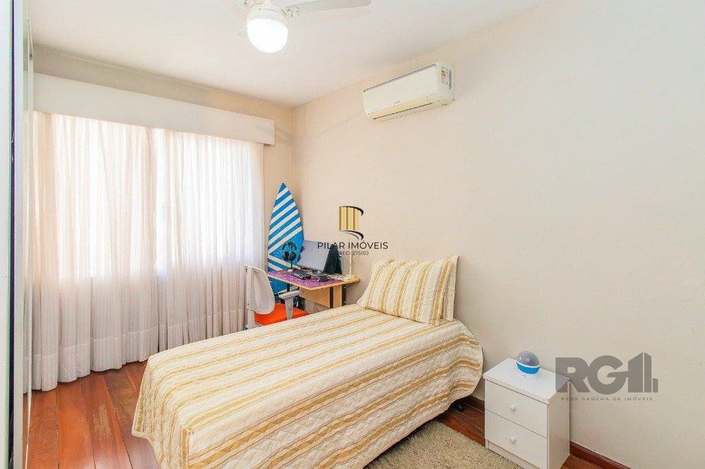 Casa com 4 dormitórios, 3 vagas no bairro Santo Antônio