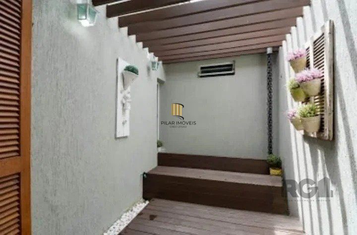 Casa 03 dormitórios com piscina próxima a Av. Prof. Oscar Pereira e todos os recursos do bairro.