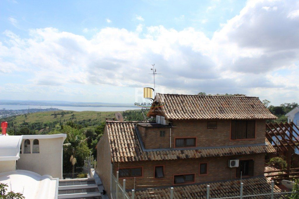 Casa para Venda - 300m², 5 dormitórios, sendo 3 suites, 5 vagas - Teresópolis