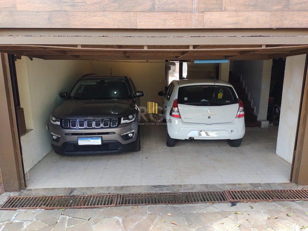 Excelente casa com 03 suíte, espaço gourmet com churrasqueira, living com lareira, pátio com piscina e garagem para 02 carros no bairro Espírito Santo