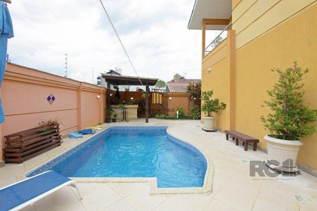 Excelente casa de 330m² com 3 dormitórios, piscina e 3 vagas.