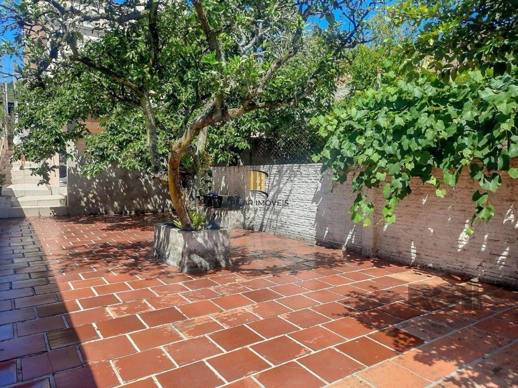 Excelente casa de 240m² com 4 dormitórios e 2 vagas.