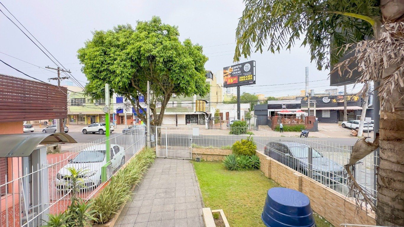 Casa de 3 dormitórios à venda no Bairro Azenha, Porto Alegre.