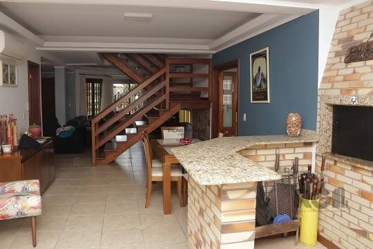 Excelente casa de 287m² com 3 dormitórios e 4 vagas.
