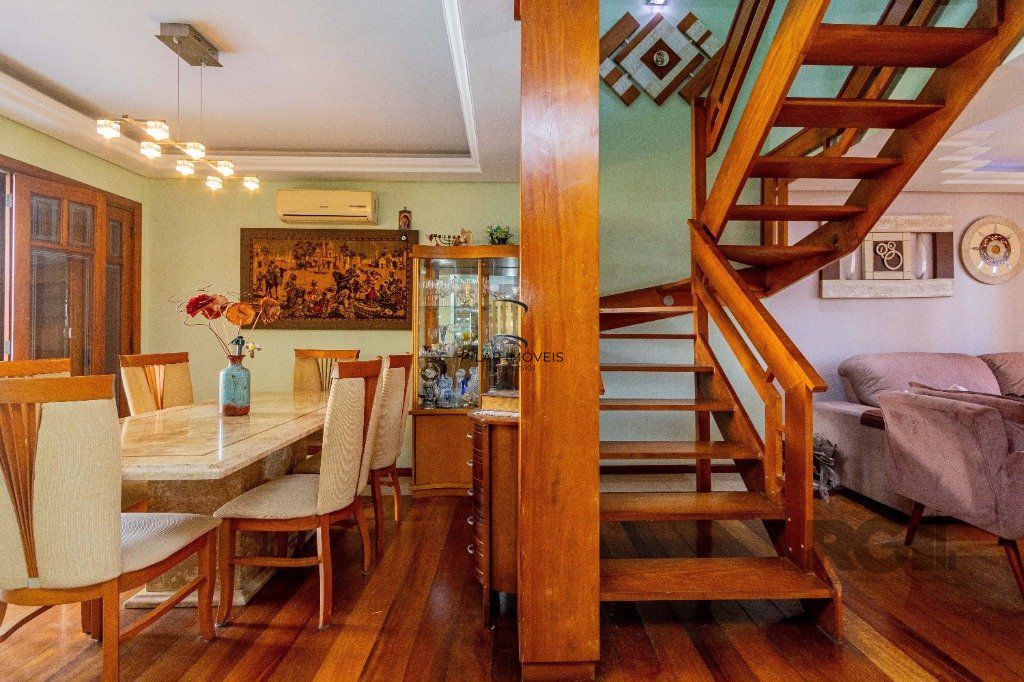 Casa de 4 dormitórios 304m² no bairro Jardim Lindóia
