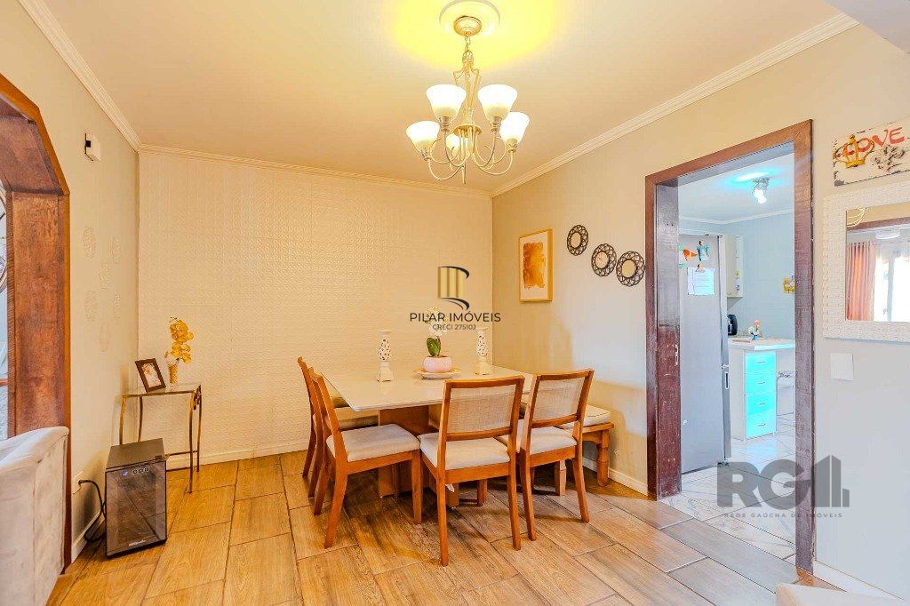 Casa com 234m², 3 dormitórios, 3 vagas no bairro Partenon