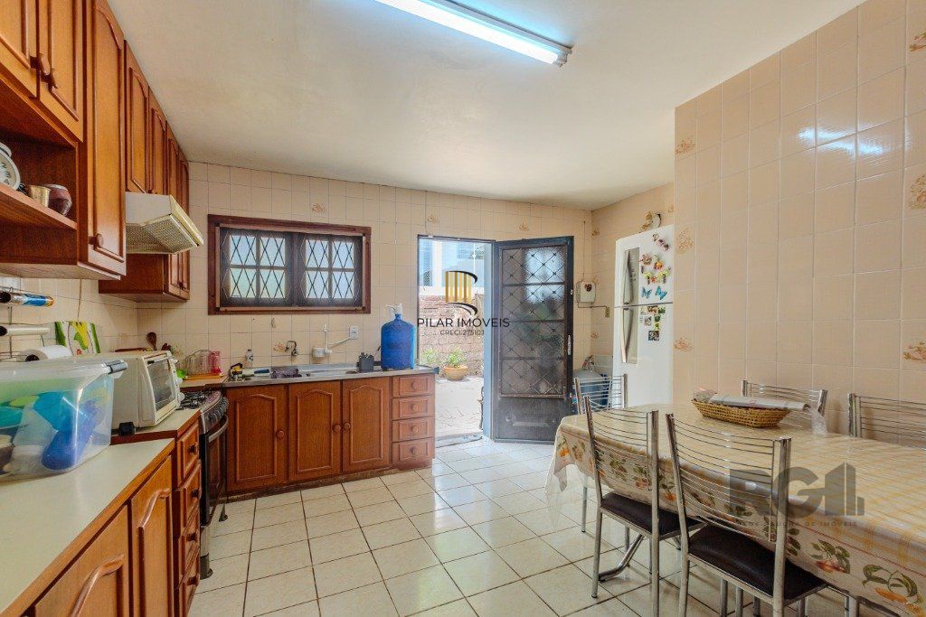 Casa 253m², 3 suítes, pátio, churrasqueira e vaga de garagem para 4 carros no bairro Nonoai
