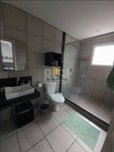 Casa com 233m², 2 dormitórios sendo 1 suíte, living com lareira, espaço gourmet com churrasqueira, pátio e 2 vagas de garagem no bairro Sarandi