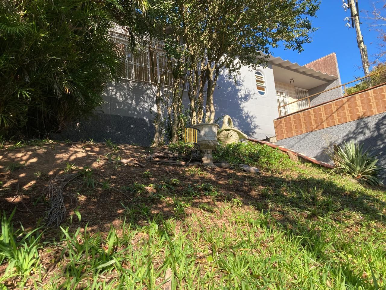 Casa 3 dormitórios, 3 banheiros, bairro Teresópolis. - Pilar Imóveis