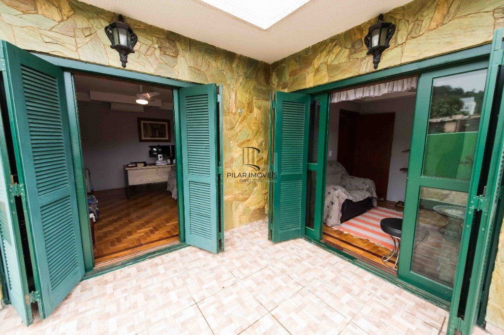 Casa para Venda - 317m², 5 dormitórios, sendo 1 suites, 2 vagas - Teresópolis