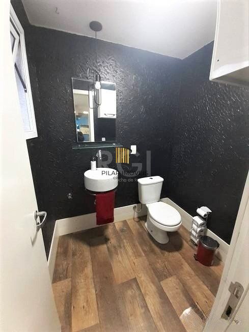 Casa com 233m², 2 dormitórios sendo 1 suíte, living com lareira, espaço gourmet com churrasqueira, pátio e 2 vagas de garagem no bairro Sarandi