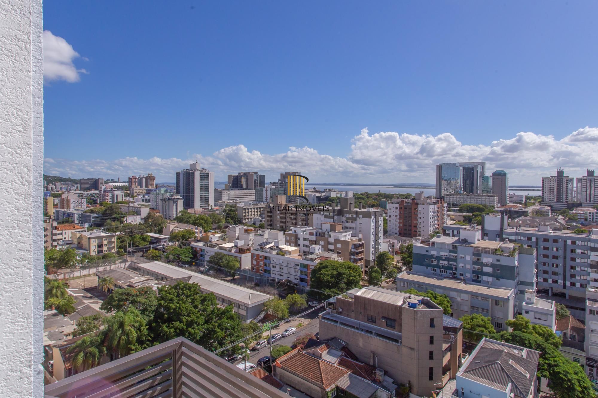 Apartamento de 02 dormitorios, suite, vaga garagem com vista livre no bairro Menino Deus-Porto Alegre.