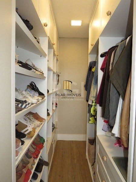 EXCELENTE CASA COM 3 DORMITÓRIOS, 1 SUÍTE E VAGA DE GARAGEM PARA 3 CARROS.