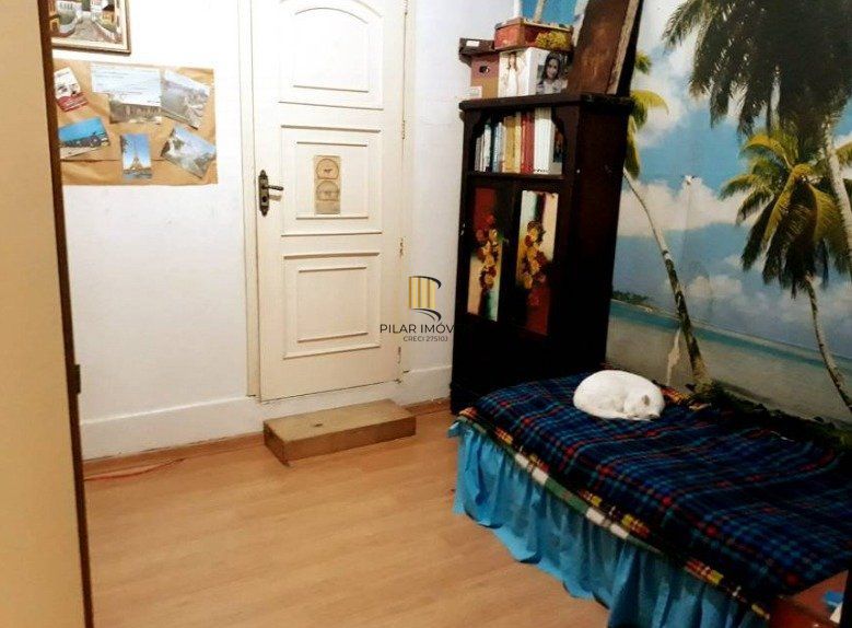Casa para Venda - 200m², 5 dormitórios, sendo 1 suites, 4 vagas - Glória