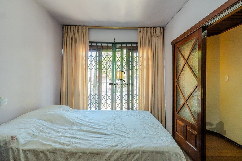 Casa com 4 dormitórios no bairro Gloria