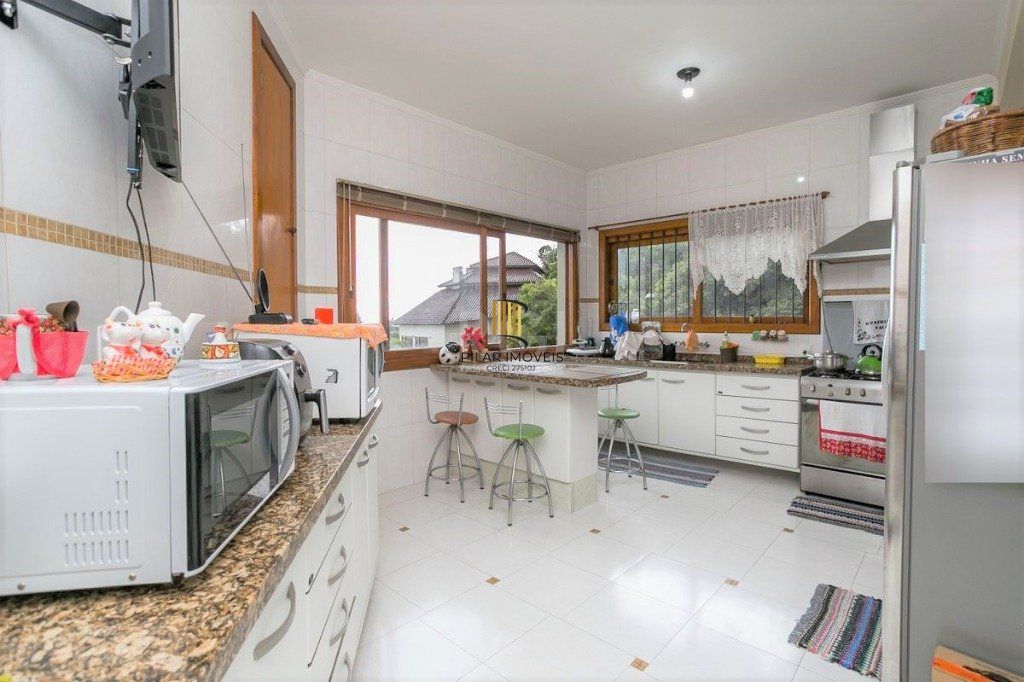 Casa para Venda - 279m², 3 dormitórios, sendo 1 suites, 4 vagas - Teresópolis