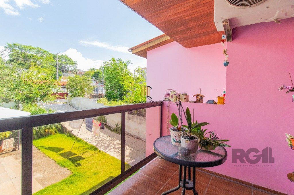 Casa com 3 dormitórios e 3 vagas no bairro Santa Tereza