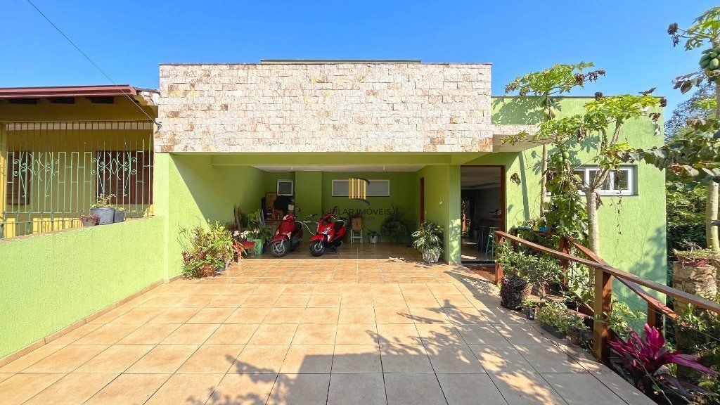 Excelente casa 03 dormitórios sendo 01 suíte com jacuzzi, 03 banheiros,  03 vagas, próxima a Av. Vicente Montéggia