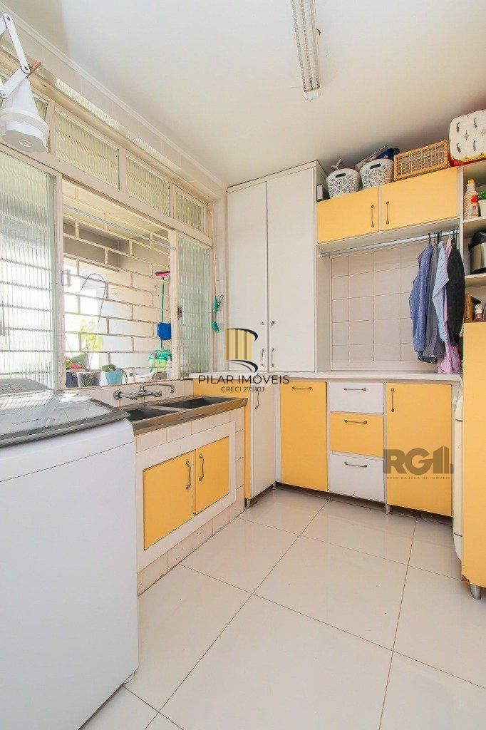Casa com 4 dormitórios, 3 vagas no bairro Santo Antônio